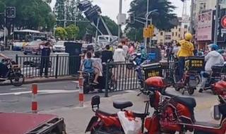 上海一公交失控坠河 上海一公交失控坠河